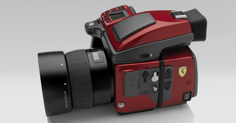 Seria aparatów średnioformatowych Hasselblad H4D kosztuje od 80 000 zł do 150 000 zł. Tu w edycji specjalnej sygnowanej marką Ferrari