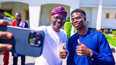 L-R: Gov. Babajide Sanwo-Olu of Lagos State and Arsenal Forward, Bukayo Saka take a selfie during a courtesy visit to the Governor, at the Lagos House, Marina, on Friday, June 3, 2023. [Twitter:Jagbros]