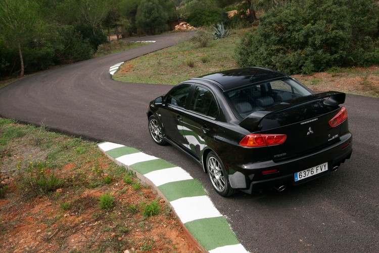 Inteligentny układ pilnuje właściwego toru jazdy, hamowania, sztywności zawieszenia i znoszenia na zakręcie