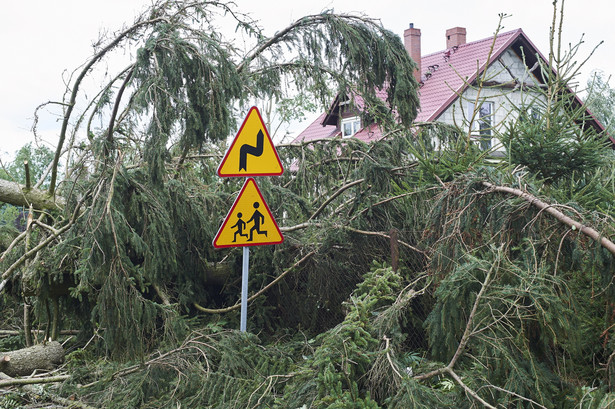 Zniszczenia po nawałnicy w miejscowości Lotyń