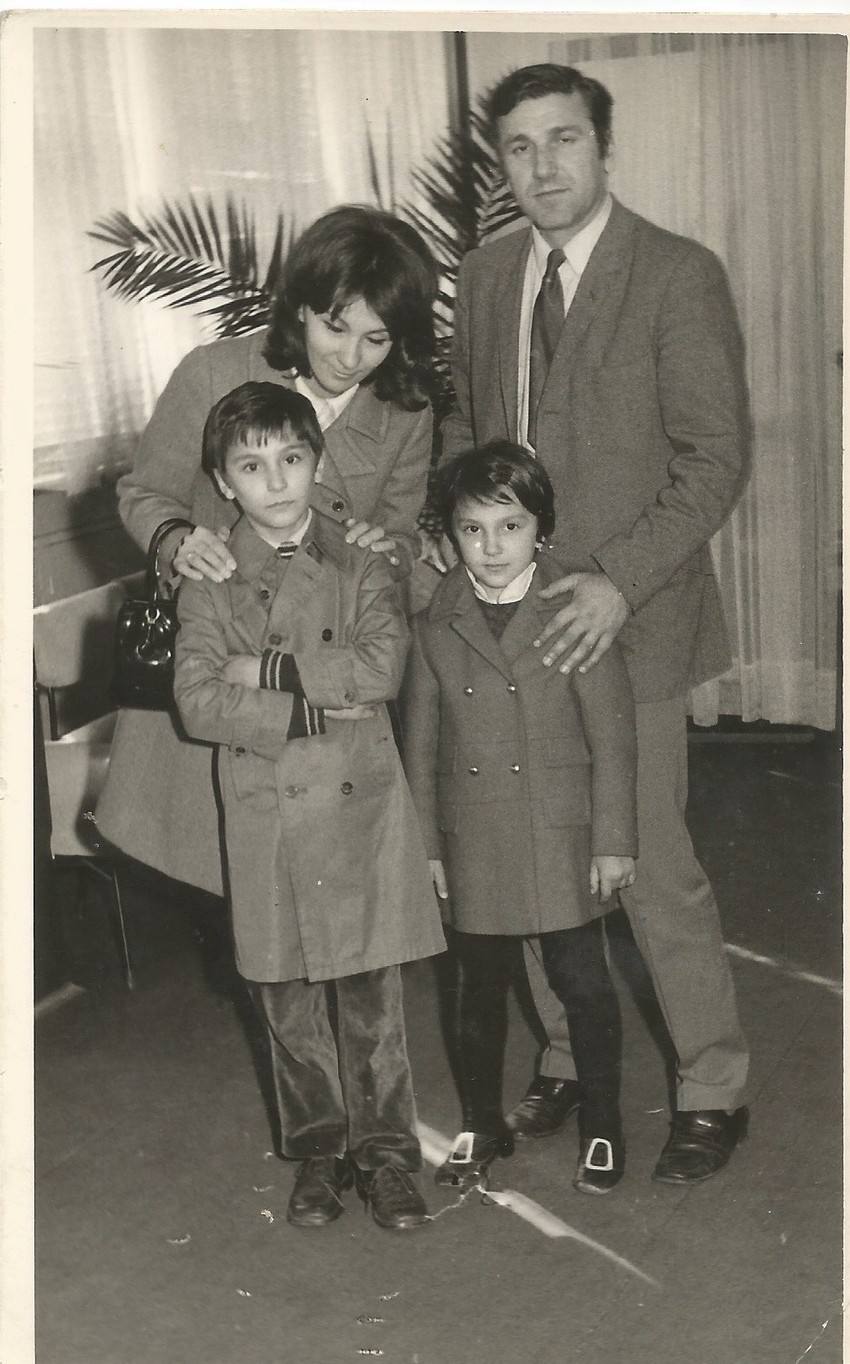 Bata Živojinović sa porodicom