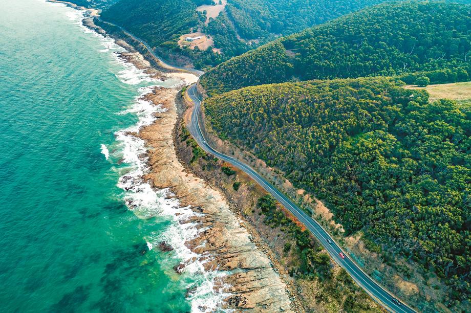 Great Ocean Road biegnie przez 243 km wybrzeża Australii. Przejeżdża się m.in. przez lasy deszczowe