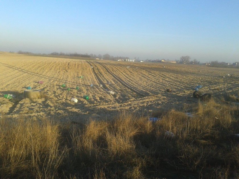 Samochód z butlami gazowymi wjechał pod pociąg