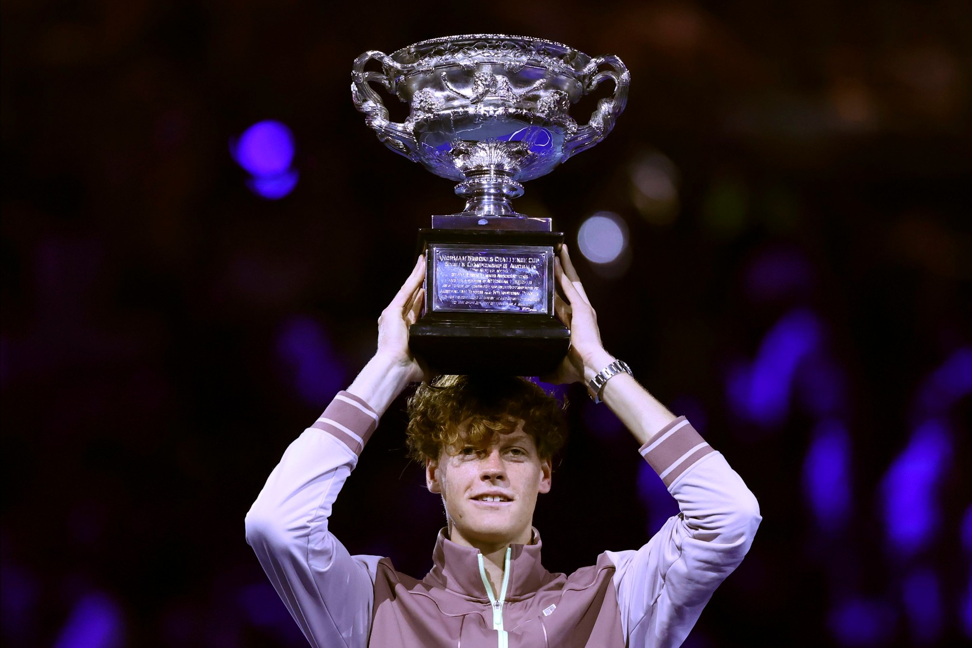 Taliansky tenista Jannik Sinner triumfoval v mužskej dvojhre na Australian Open a získal prvý grandslamový titul v kariére.