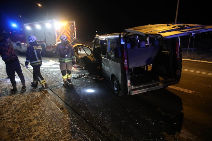 Wypadek pod Olsztynem. W zdarzeniu brały udział m.in. dwa osobowe busy [ZDJĘCIA, WIDEO]