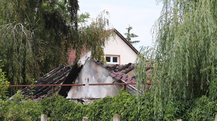 Mielőtt a férfi végzett magával, felgyújtotta a melléképületet, a lángok innen terjedtek át a házra