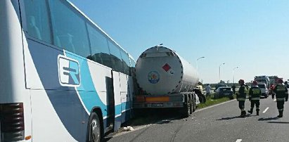 Autobus z dziećmi zderzył się z cysterną