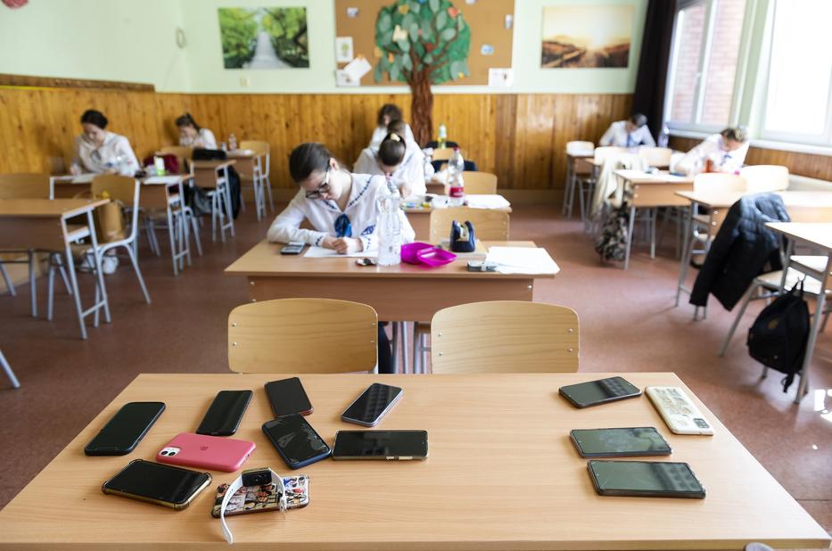 Az írásbeli matematika érettségi feladatsorára három órája lesz a diákoknak / Fotó: MTI/Balázs Attila