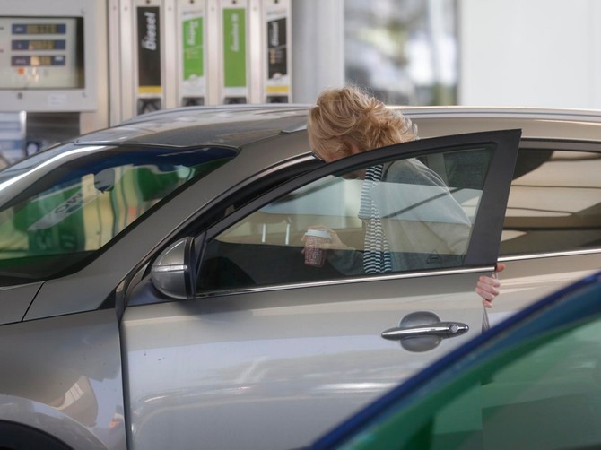 Ljubinka Klarić juče na OMV pumpi u Beogradu