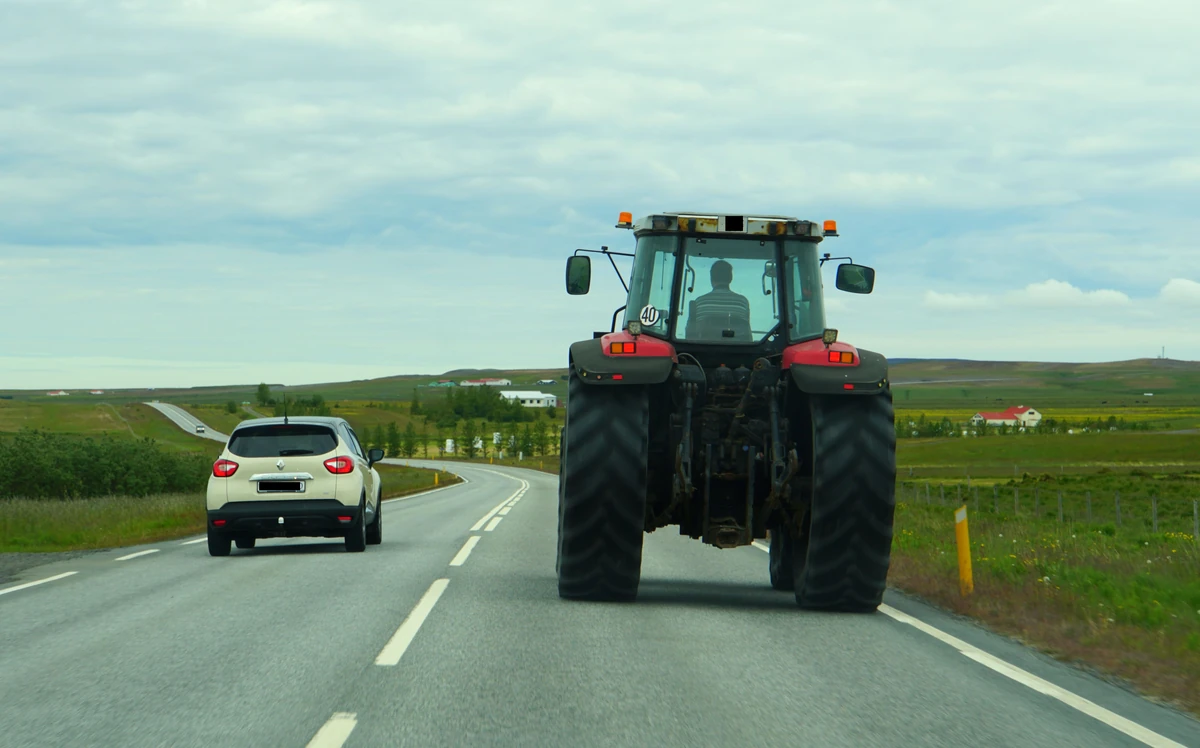 Kara za błoto i obornik na drodze! Jaki mandat grozi rolnikowi? Gdzie zgłosić zanieczyszczenie drogi? Przepisy 2025