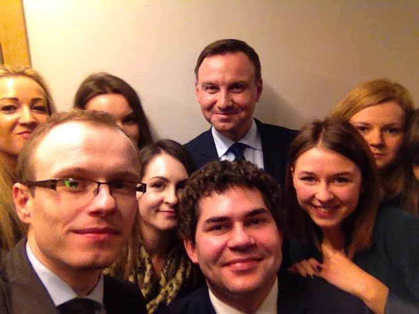 Duda chwali się selfie z pięknymi dziewczętami. "Dodajecie mi energii"