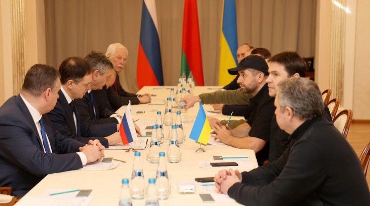 A Belta fehérorosz állami hírügynökség által közreadott képen Vlagyimir Megyinszkij, az orosz delegáció vezetője (b2) és David Arahamija, az ukrán államfő mögött álló Nép Szolgája párt frakcióvezetője (j3) tárgyal a fehéroroszországi Gomelben 2022. február 28-án. Vlagyimir Putyin orosz elnök február 24-én rendelte el katonai művelet végrehajtását Ukrajnában / Fotó: MTI/EPA/BelTA/Szerhíj Holodilin