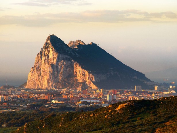 Gibraltar jest bardzo mały - ma tylko 6,8 km kwadratowego powierzchni, czyli mniej niż Frombork, ale na półwyspie mieszka niemal 30 tys. ludzi. Gibraltar nie ma wprawdzie bogactw naturalnych, ale jest atrakcyjny ze względu na swoje strategiczne położenie. Dlatego od ponad 300 lat jest kością niezgody między Wielką Brytanią a Hiszpanią. Wschód słońca nad Gibraltarem