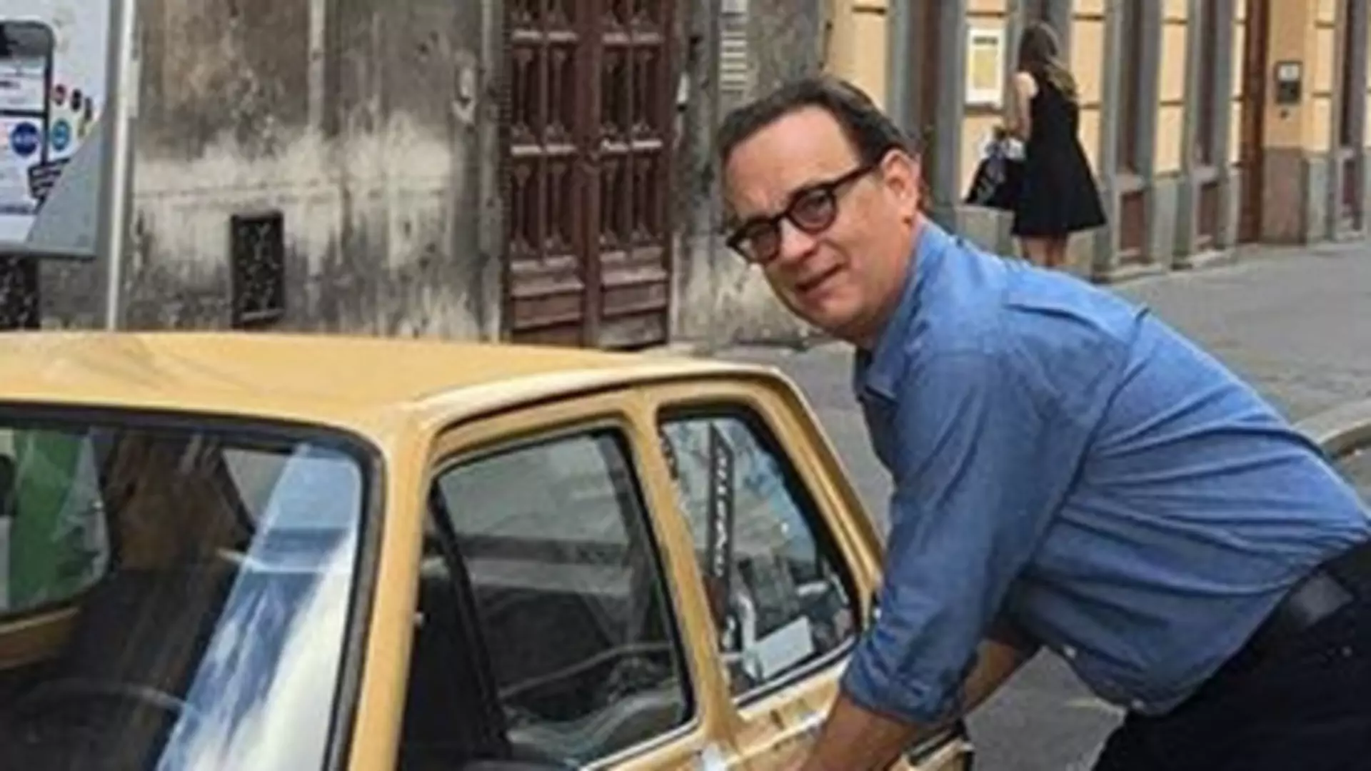 Tom Hanks znów robi sobie fotkę z „Maluchem”. Czy to kiedyś się skończy?