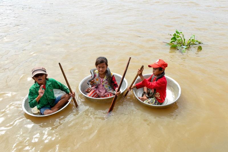 Kambodża - dzieci z pływającej wioski bawiące się na wodzie