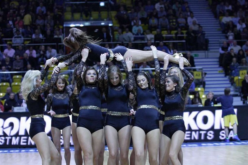 Ależ oni mają boskie cheerleaderki!