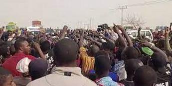 Citizens in Minna protest high cost of living as they block major roads |  Pulse Nigeria