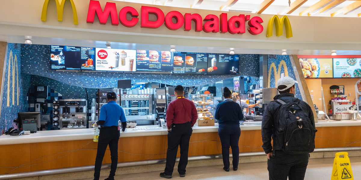 Przez inflację klienci McDonald's rezygnują z zestawów i kupują tańsze kanapki.