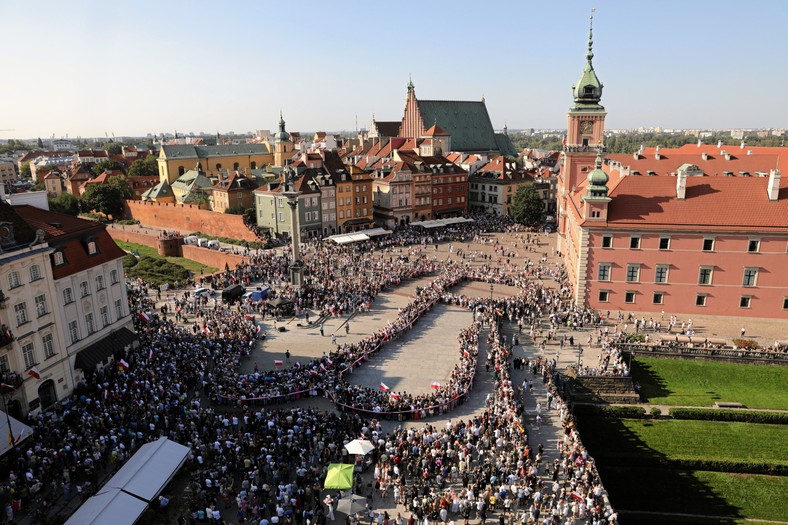 01.08.2024 Warszawa , plac Zamkowy . Obchody 80 rocznicy wybuchu Powstania Warszawskiego . Tworzenie symbolu Polski Walczacej w ramach akcji spolecznej pn. Zywy Znak dla Powstania Warszawskiego . Fot. Mateusz Skwarczek / Agencja Wyborcza.pl