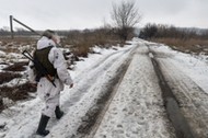 Ukraiński żołnierz w Donbasie niedaleko linii rozgraniczenia. Luty 2022 roku