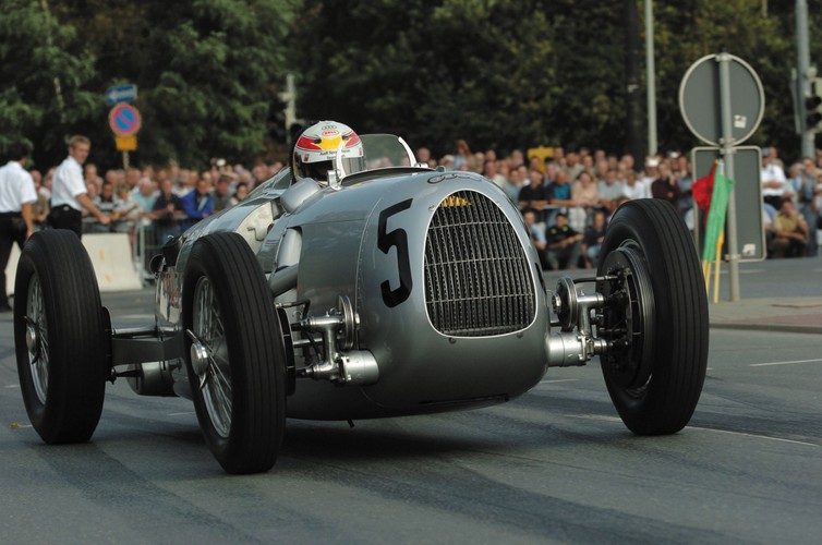 16-cylindrowy silnik w układzie V był umieszczony na środku pojazdu za kierowcą i w ten sposób o dziesięciolecia wyprzedzał układ stosowany w dzisiejszych samochodach wyścigowych