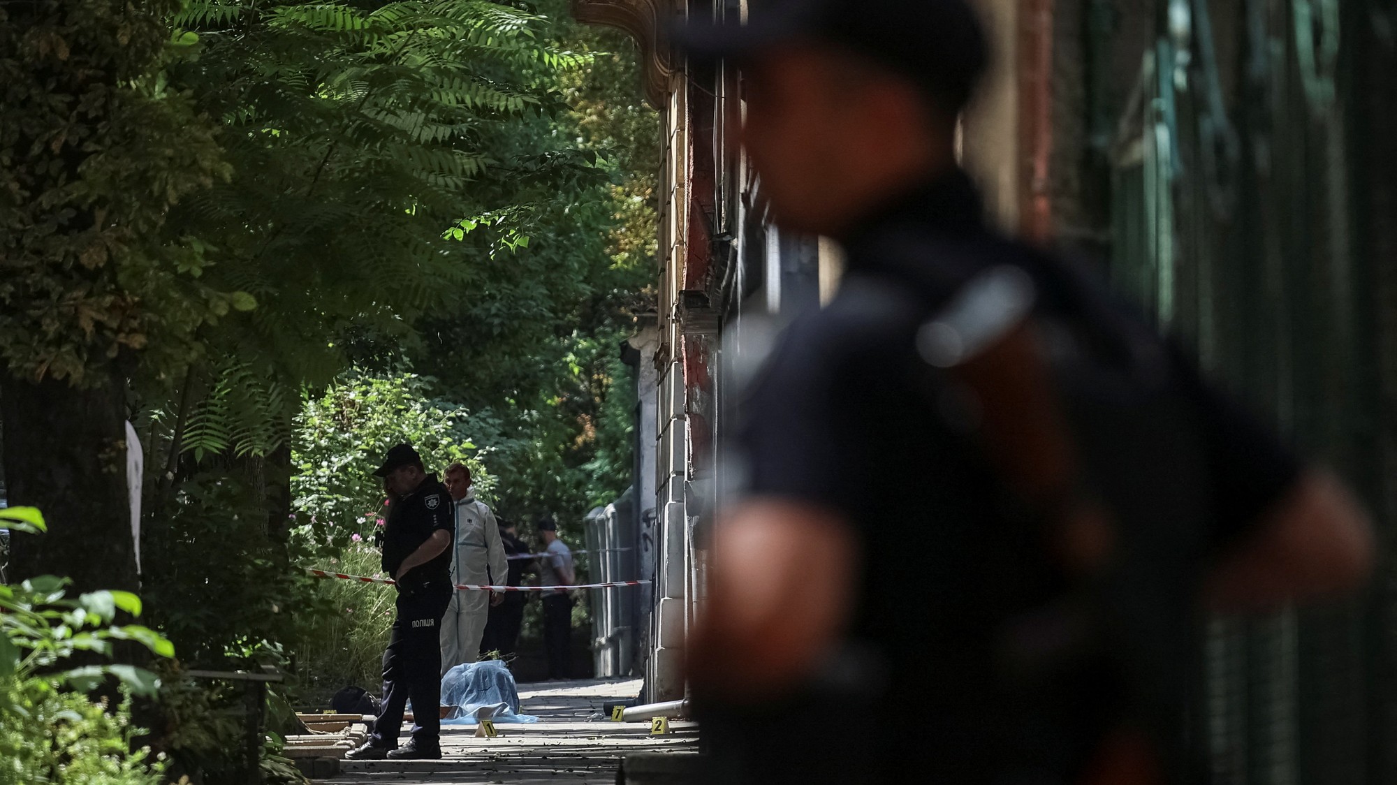Polícia stráži miesto činu, kde útočník zabil ukrajinského poslanca Andrija Parubija.