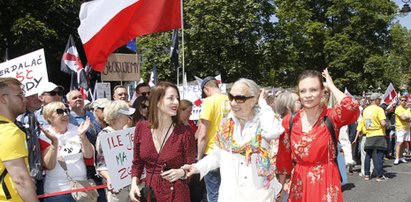 Gwiazdy na marszu 4 czerwca. Winiarska omal się nie spóźniła!  Przyszła też partnerka polskiego milionera