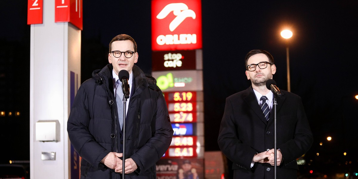 Premier Mateusz Morawiecki i prezes PKN Orlen Daniel Obajtek, na konferencji prasowej na jednej ze stacji Orlenu.