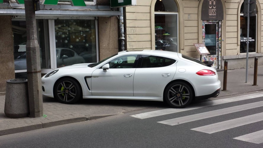 Marcin Gortat zastawił swoim porsche przejście dla pieszych (zdj. www.facebook.com/akurasinski)