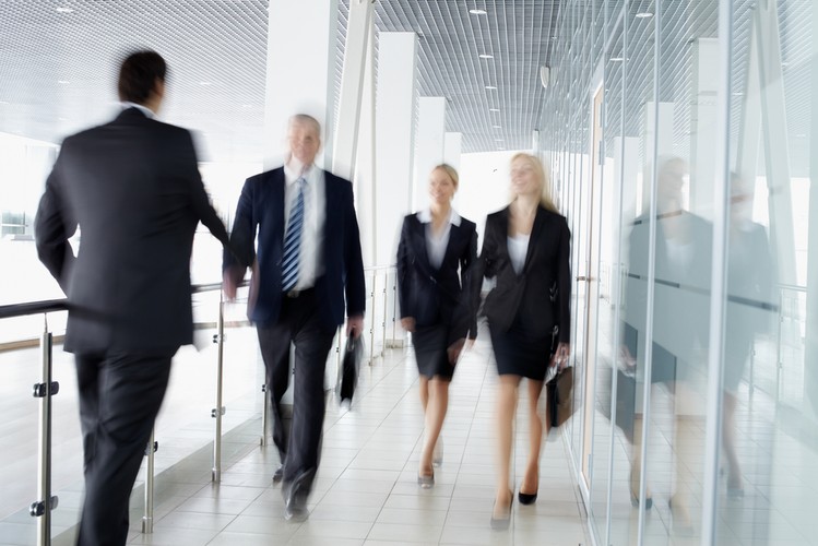 Managerowie powinni informować pracowników o misji i planach firmy. Warto wysłuchać każdego z pracowników i przedyskutować znaczenie jego pracy, wyjaśnić jak jego działania wpływają na rozwój przedsiębiorstwa. Tam gdzie ilość informacji jest niewystarczająca rodzą się domysły i plotki. To z kolei może wywołać niepewność. Pracownikom często brakuje poczucia integracji z firmą, a lubią czuć się częścią mechanizmu, wtedy ich starania i motywacja jest większa.