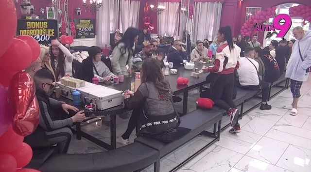 "Mama te razdvojila od tate, pa bi ti da razdvojiš moje dete od mene" Anita opet udarila na Anđela, ORILA SE CELA ELITA