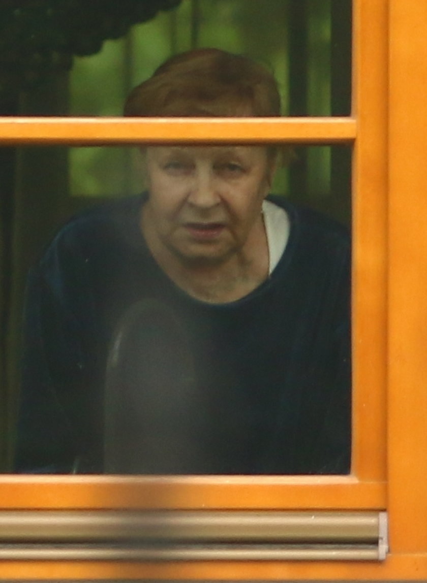 Zyta Gilowska w swoim oknie w Świdniku.