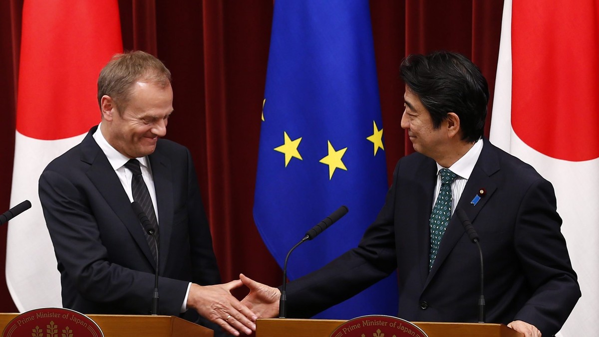 Przywódcy UE i Japonii, którzy w piątek obradowali w Tokio, uzgodnili przyspieszenie negocjacji w sprawie umowy o wolnym handlu, aby została ona zawarta do końca 2015 r. Wcześniej źródła mówiły, że taki termin jest możliwy, ale będzie trudny do osiągnięcia.