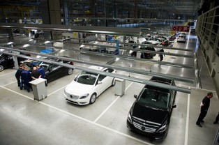 Polacy kupują mniej nowych samochodów. Sprzedaż hybryd mocno w dół