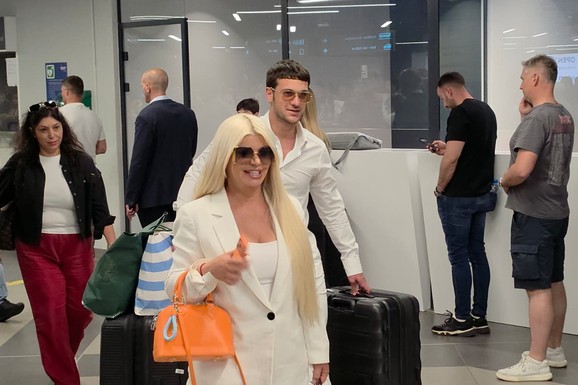 "NOVAC JE PRESUDAN" Dara Bubamara na aerodromu sa dve decenije mlađim dečkom! Progovorila o PRELASKU U PINKOVE ZVEZDE I TRUDNOĆI: "To je od Boga dato"