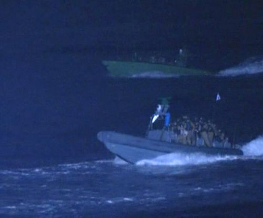 Izraelski komandosi se približavaju brodu Mavi Marmara koji je krenuo iz Turske za pojas Gaze. FOTO: AFP