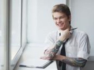 Czy tatuaż może być przyczyną zwolnienia z pracy?