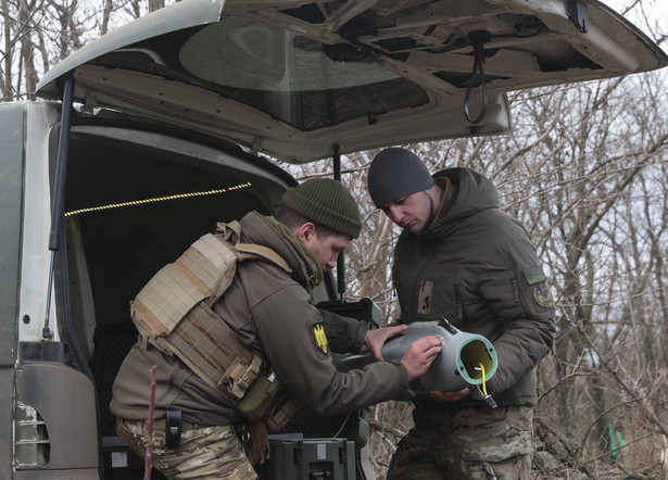 Ukraińscy żołnierze z dronem