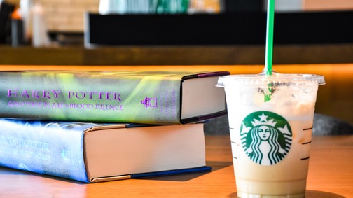 Könyvgyűjtő kampánnyal támogatja az esélyegyenlőséget és az olvasást a Starbucks
