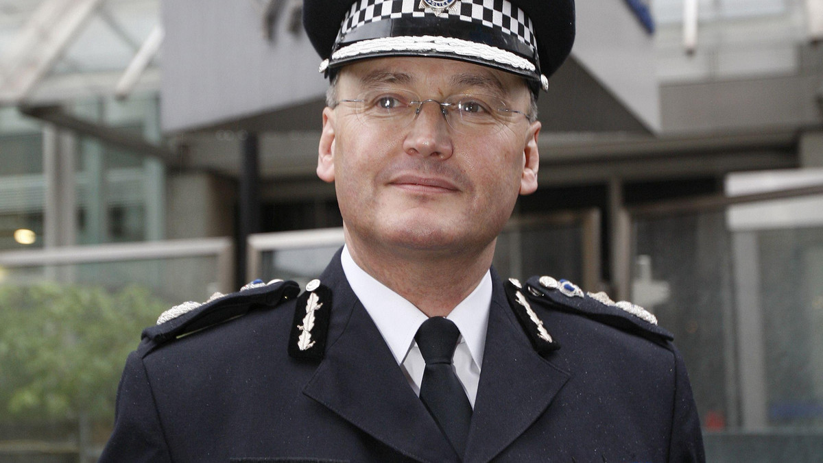 Zastępca komisarza Scotland Yardu odpowiedzialny za operacje antyterrorystyczne John Yates podał się dzisiaj do dymisji w związku z aferą podsłuchową wokół tabloidu "News of the World" - poinformowała telewizja Channel 4.