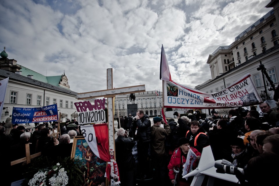 Zwolennicy PiS przed pałacem, fot. Maciej Stankiewicz