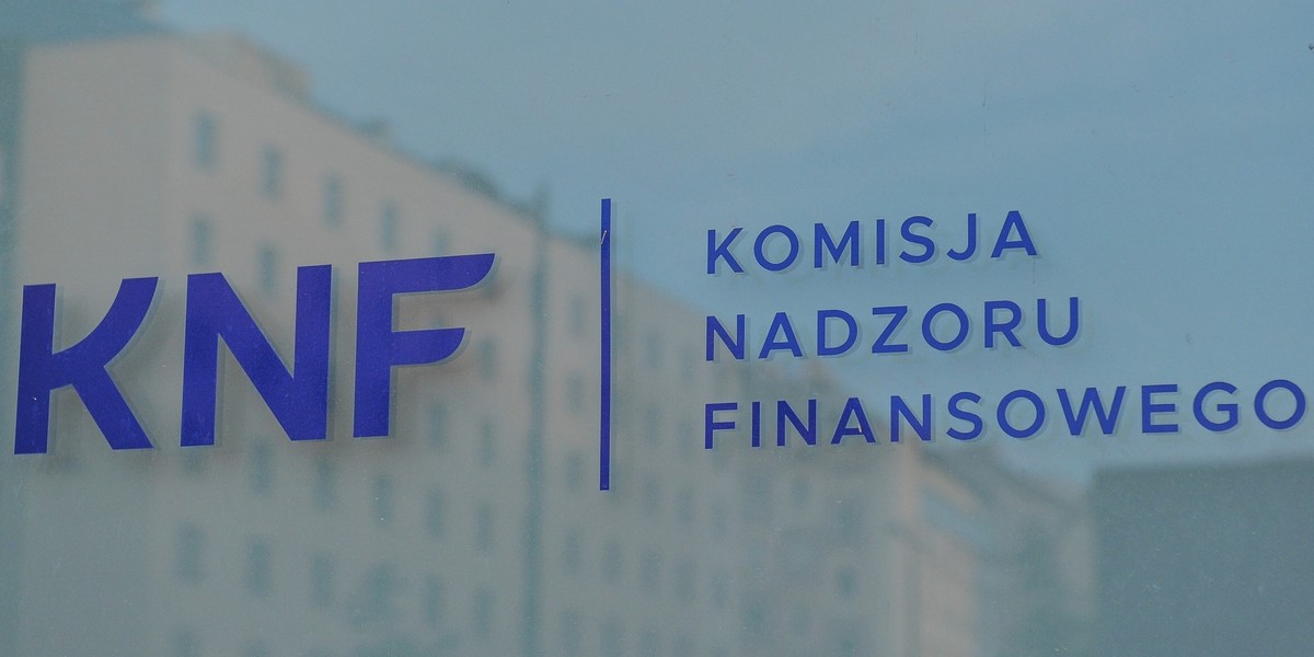 KNF wyjaśnił, że naruszenia, których dopuścił się Murapol, związane były z posiadaniem akcji Skarbiec Holding przez Murapol wraz z Venture FIZ, spółką HAS oraz spółką Pruszyński Nieruchomości.