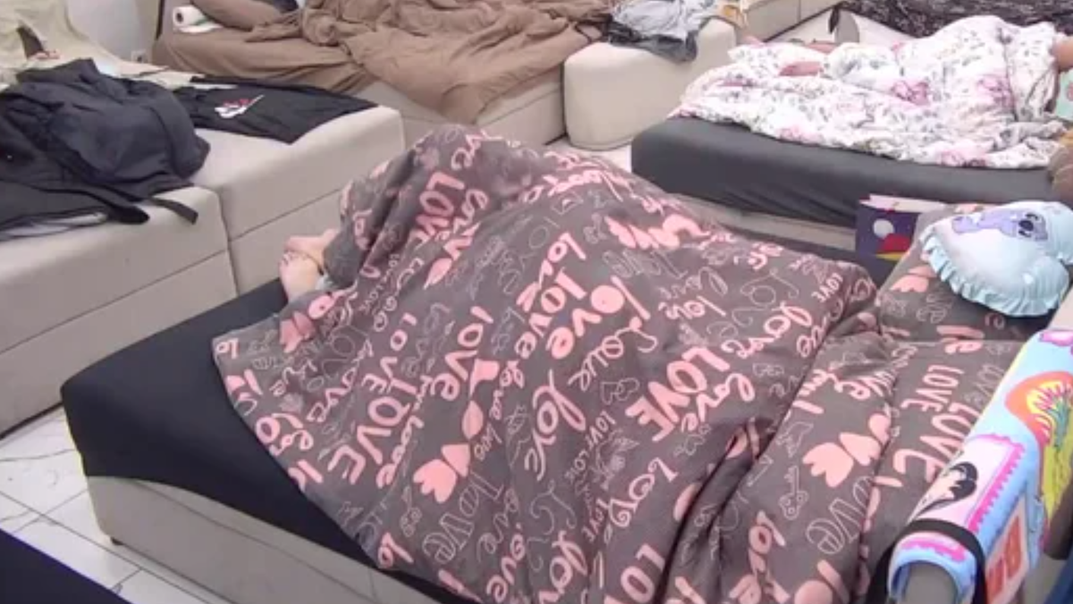 ASMIN I MAJA ZATRESLI KREVET Upaljena svetla u Eliti im nisu smetala: Pokrili se da drugi ne vide šta rade (FOTO)