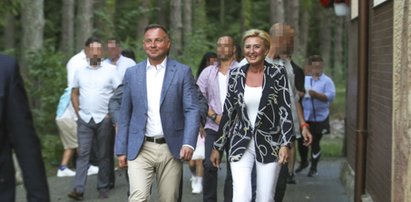 Cóż za opalenizna. Andrzej Duda wśród turystów w Juracie, idzie na wieczorną mszę [MAMY ZDJĘCIA]