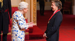 Królowa Elżbieta II wręcza ordery