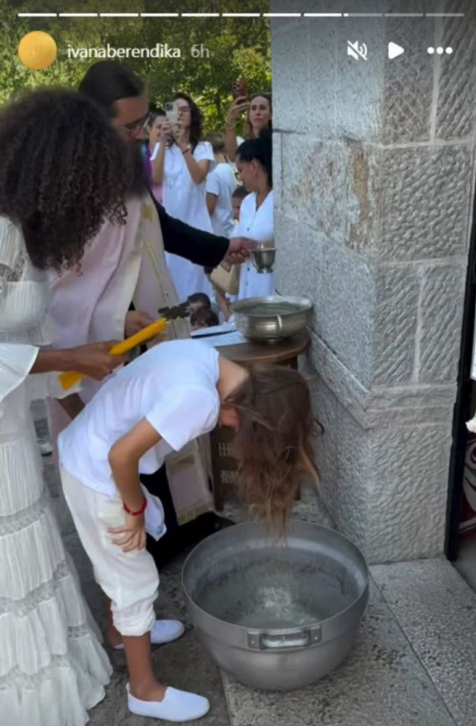 Ivana Berendika krstila decu pod Ostrogom