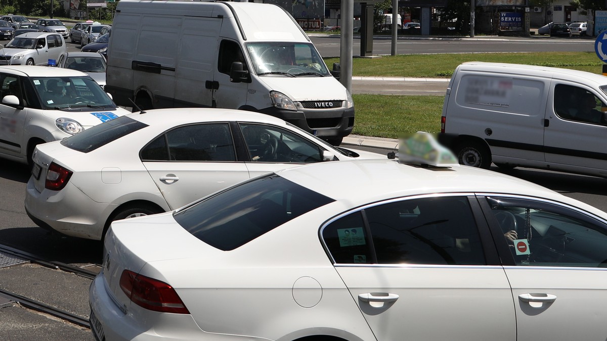 Još jedna opasna vožnja na putu u Srbiji: Evo šta vozač radi u kružnom toku