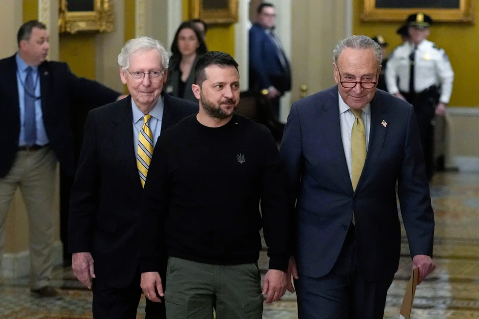 Ukrajinski predsednik Volodimir Zelenski sa liderom manjine u Senatu Mičem Mekonelom (levo) i liderom većine u Senatu Čakom Šumerom (desno) tokom posete Kapitol Hilu u Vašingtonu, 12. decembar 2023.
