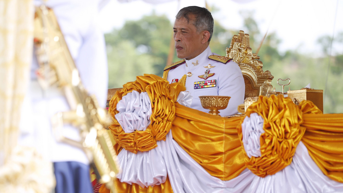 Król Tajlandii Maha Vajiralongkorn zwolnił czterech strażników, w tym dwóch za "cudzołóstwo" - informuje portal insider.com.
