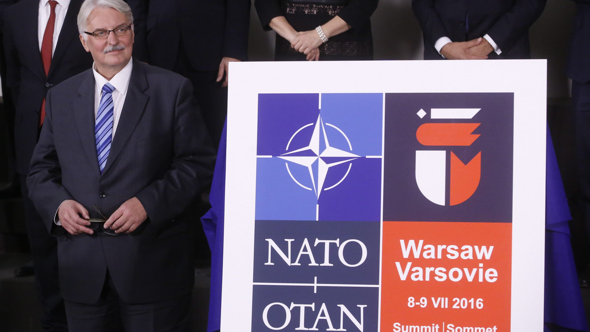 Biało-czerwony znak graficzny przypominający warszawską Syrenkę obok symbolu NATO - to logo lipcowego szczytu NATO w Warszawie, które odsłonili w Brukseli sekretarz generalny NATO Jens Stoltenberg oraz szef polskiej dyplomacji Witold Waszczykowski.